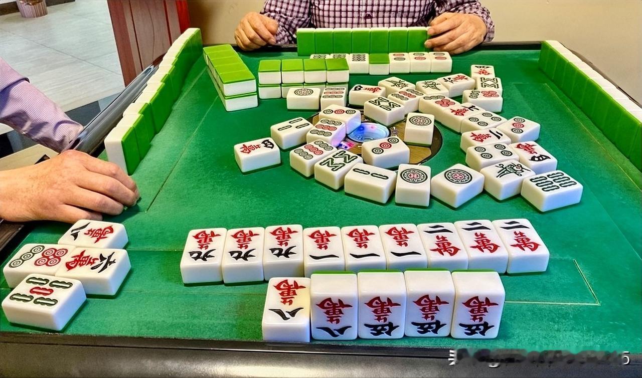 重庆中梁山下，华岩湖畔，玉竹花园，有一大爷，姓房，名建锅，祖籍长寿。

房大爷喜