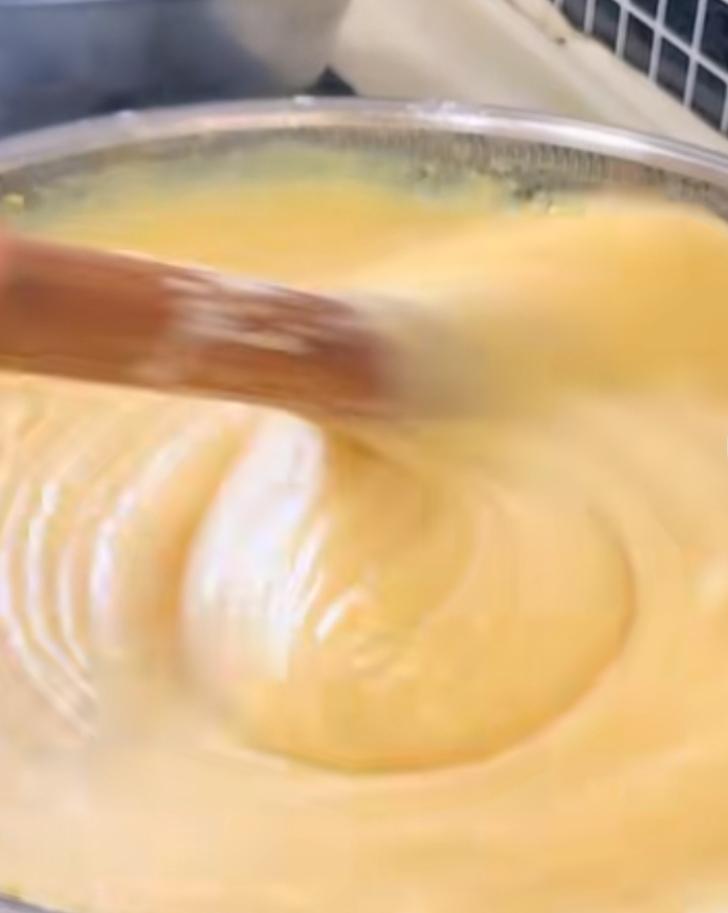 搅团配什么吃好？记得小时候一般都是配酸菜。在韩城一家杂粮店吃饭，老板笑着说，专门