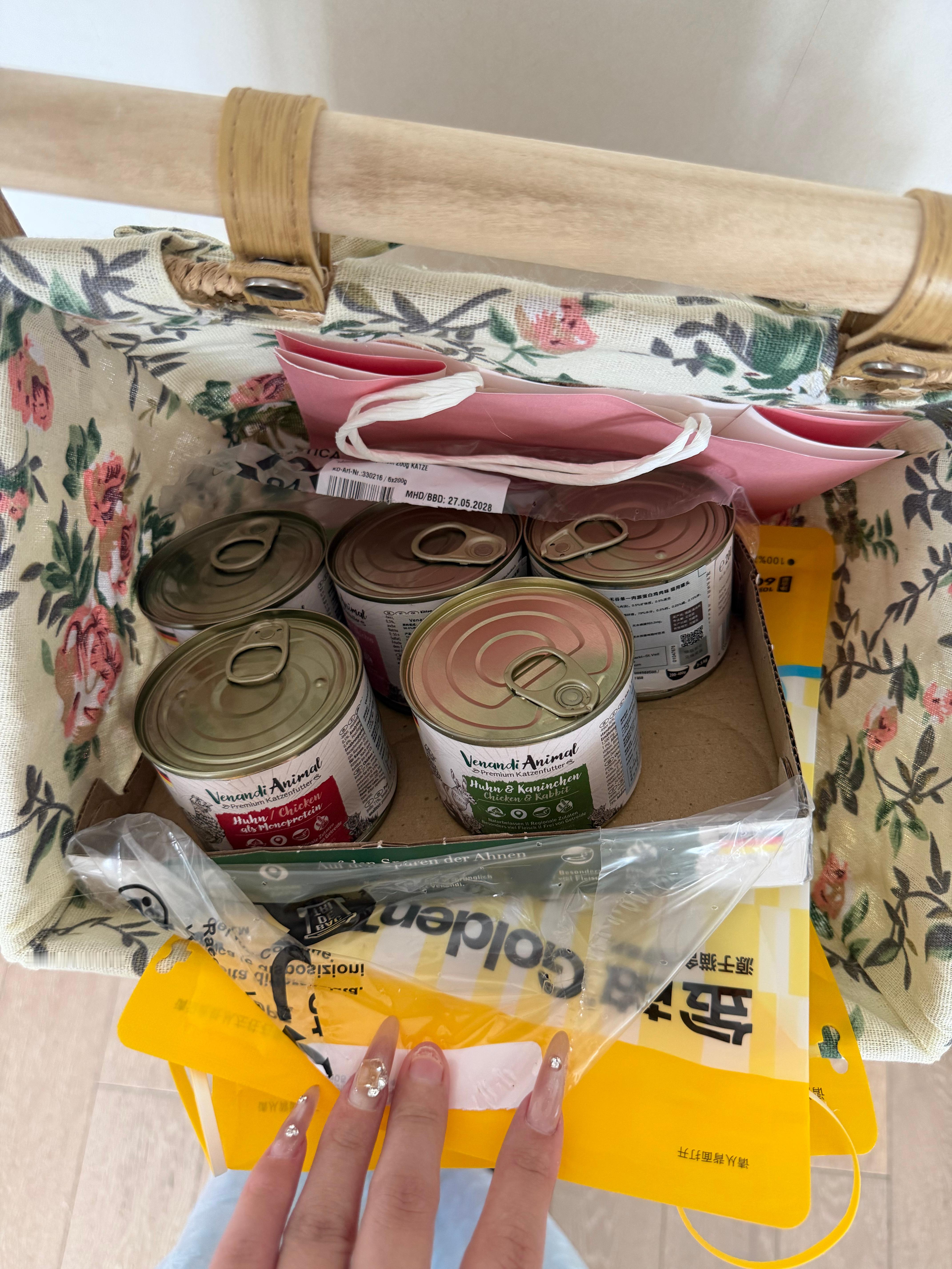 新换的这个罐罐真的是肉量十足！经过坚持不懈的喂罐罐吃冻干，终于胖了八两，现在8斤