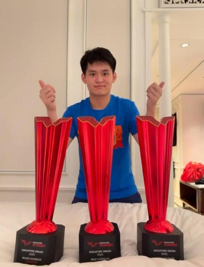 林诗栋与三座奖杯合影 WTT新加坡大满贯男单决赛后，与三座奖杯合影。在此次比赛中