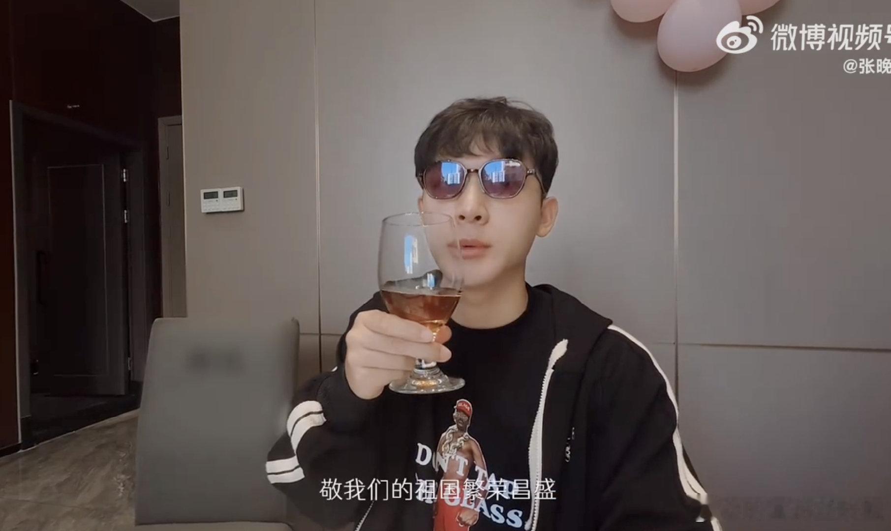 张晚意7分钟的vlog堪比单口相声 全程笑点不断！张晚意单手自拍干饭，花式调侃美