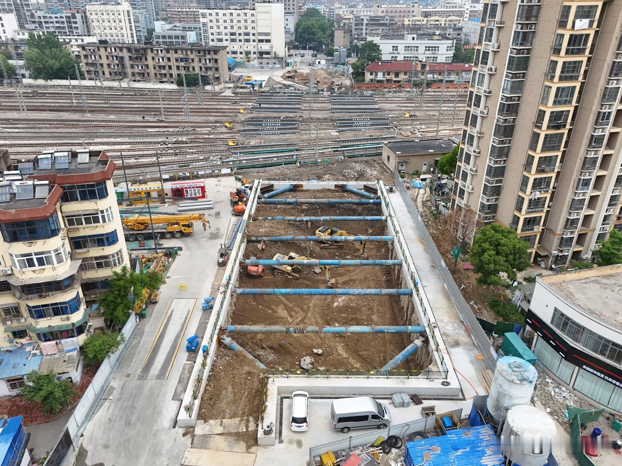 官方命名的“解放二路下穿京沪铁路蚌埠站立交工程”，也就是航华路向北打通，连接解放