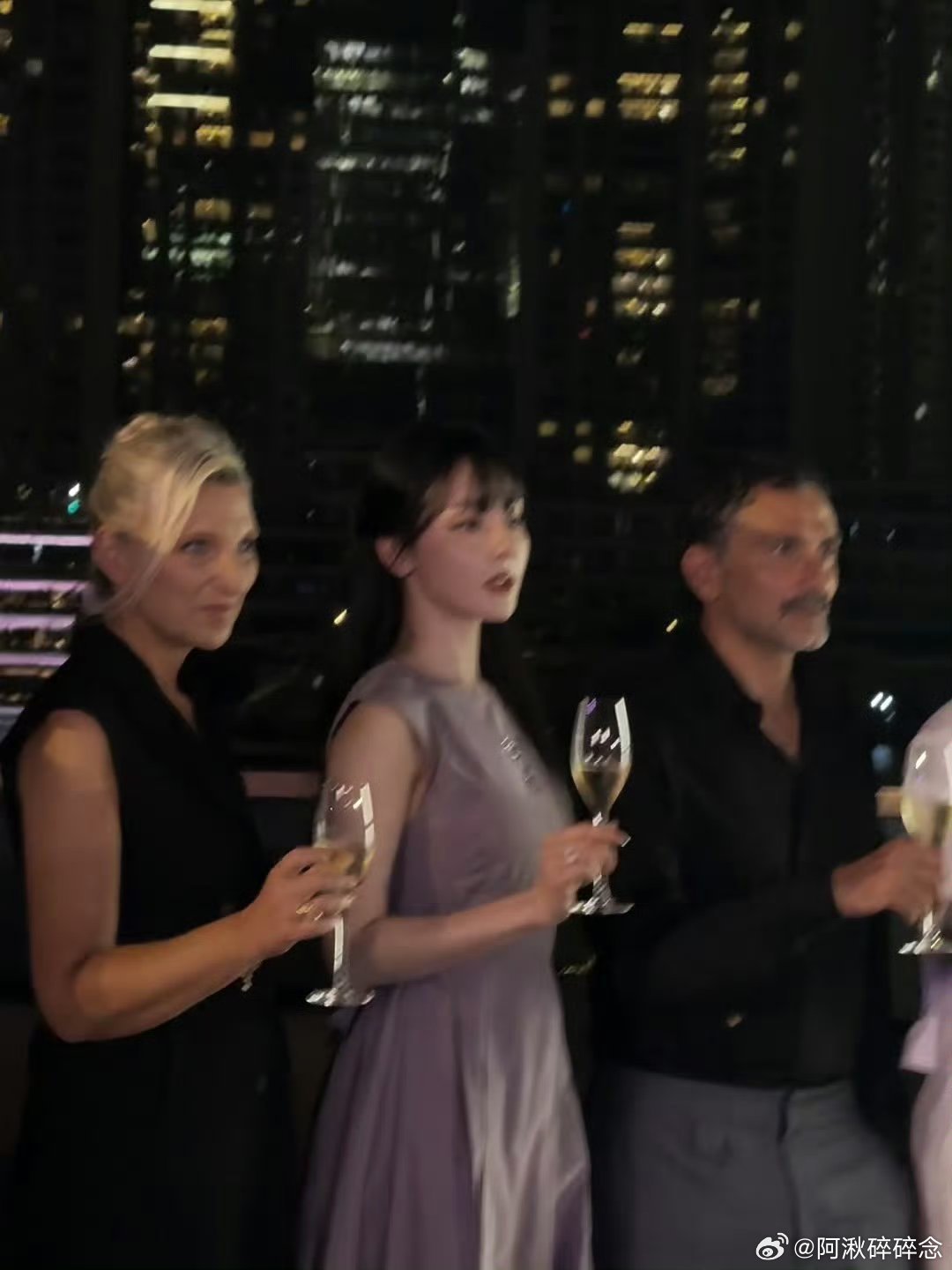 迪丽热巴香槟碰杯热巴真的好美，好有气质[哈哈][哈哈]简直就是千金归来啊！ ​​
