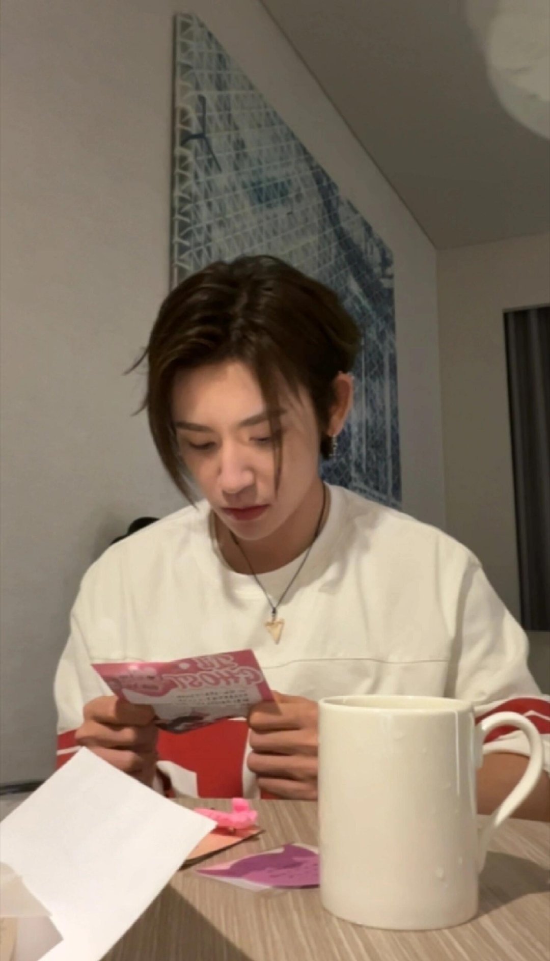 小鬼他是真想教我 小鬼抱着吉他的样子比平时舞台上多了几分安静的魅力。不是在炫技是