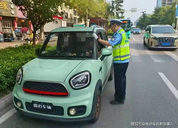 上路是有条件的，必须具备驾照、执照、保险，假如没有能上路吗？