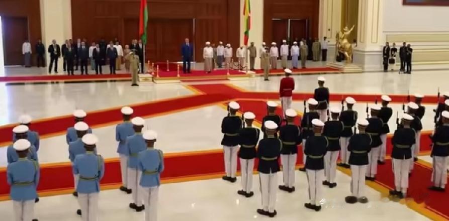 卢卡申科带着“首次访缅”的历史buff抵达缅甸，专机一进缅甸领空，3架苏-30S