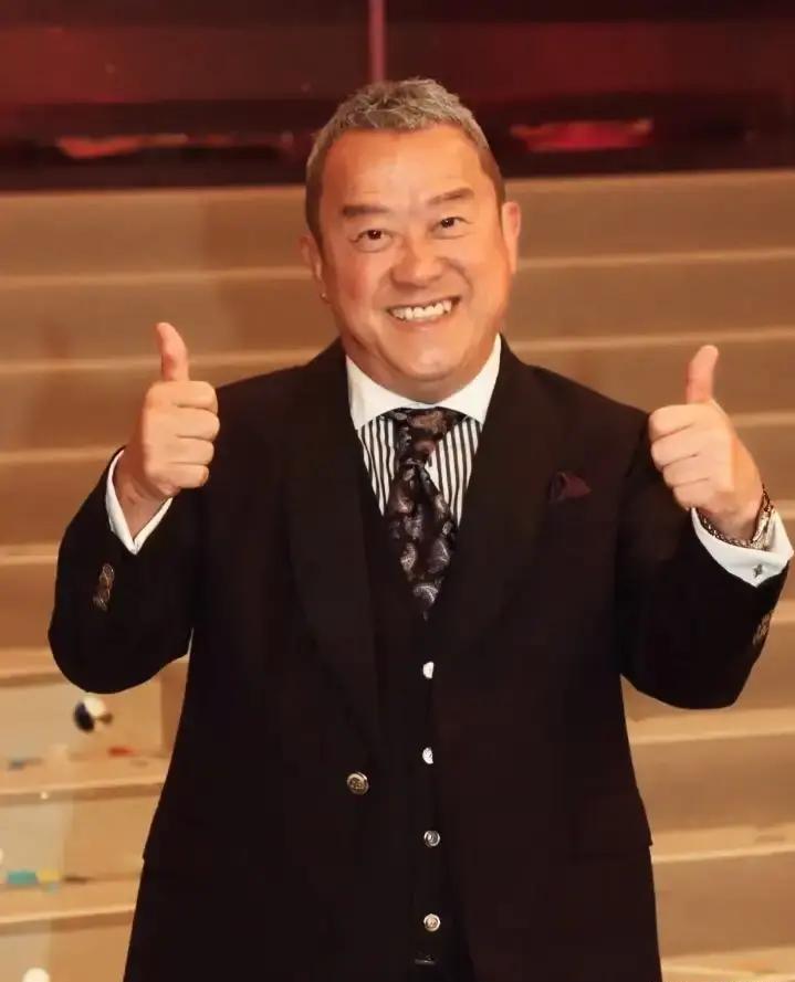 TVB没死，它在用AI从坟墓里请回张国荣带货。
去年还亏3.8亿，今年上半年就盈