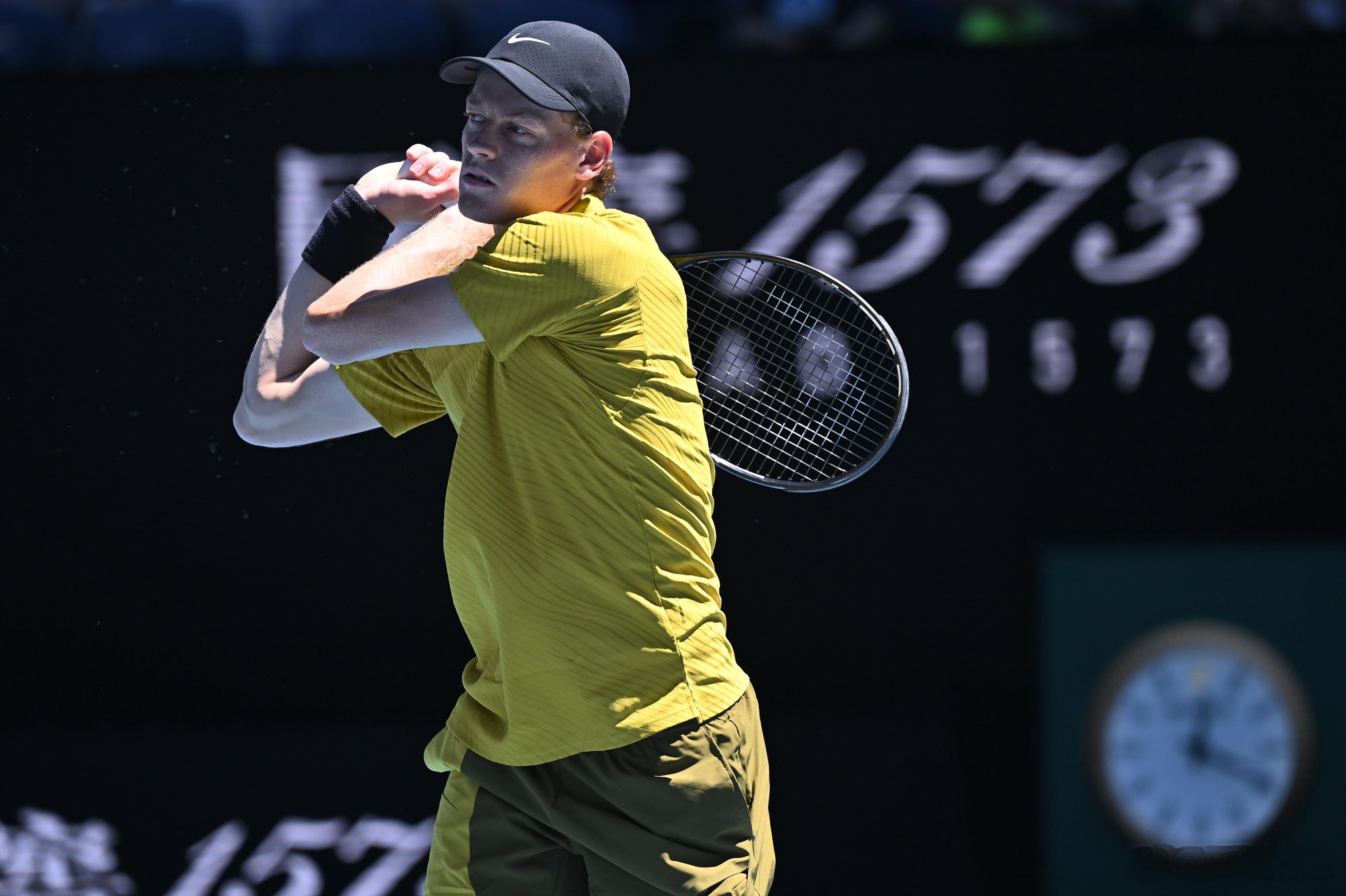 替阿昺出战辛纳的斯皮齐里也准备大干一场，已经大干并拿下一盘，第二盘也率先破发辛纳