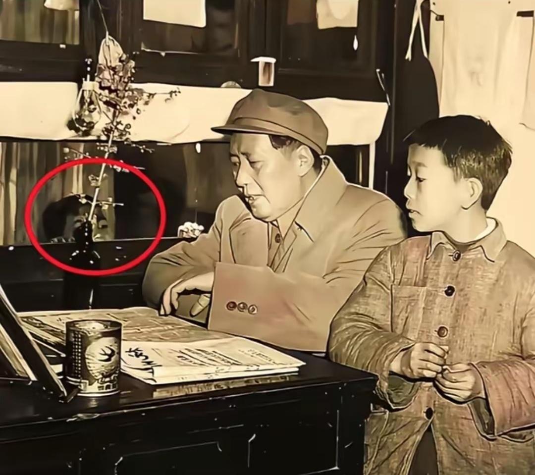 毛主席坐在窗前读报纸，有人趴在窗户向里看，小男孩凑得更近。
 
1958年劳动节