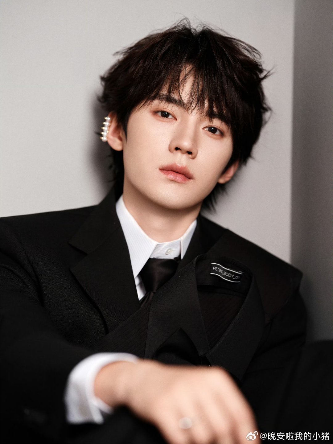 周翊然 VOGUE 活动造型出图，太适合 all black 了[送花花][送花