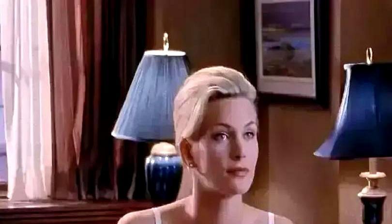 看完样片，她起身狠狠给了导演一耳光。
 
就那个交叉腿的镜头，导演当初是骗她脱的