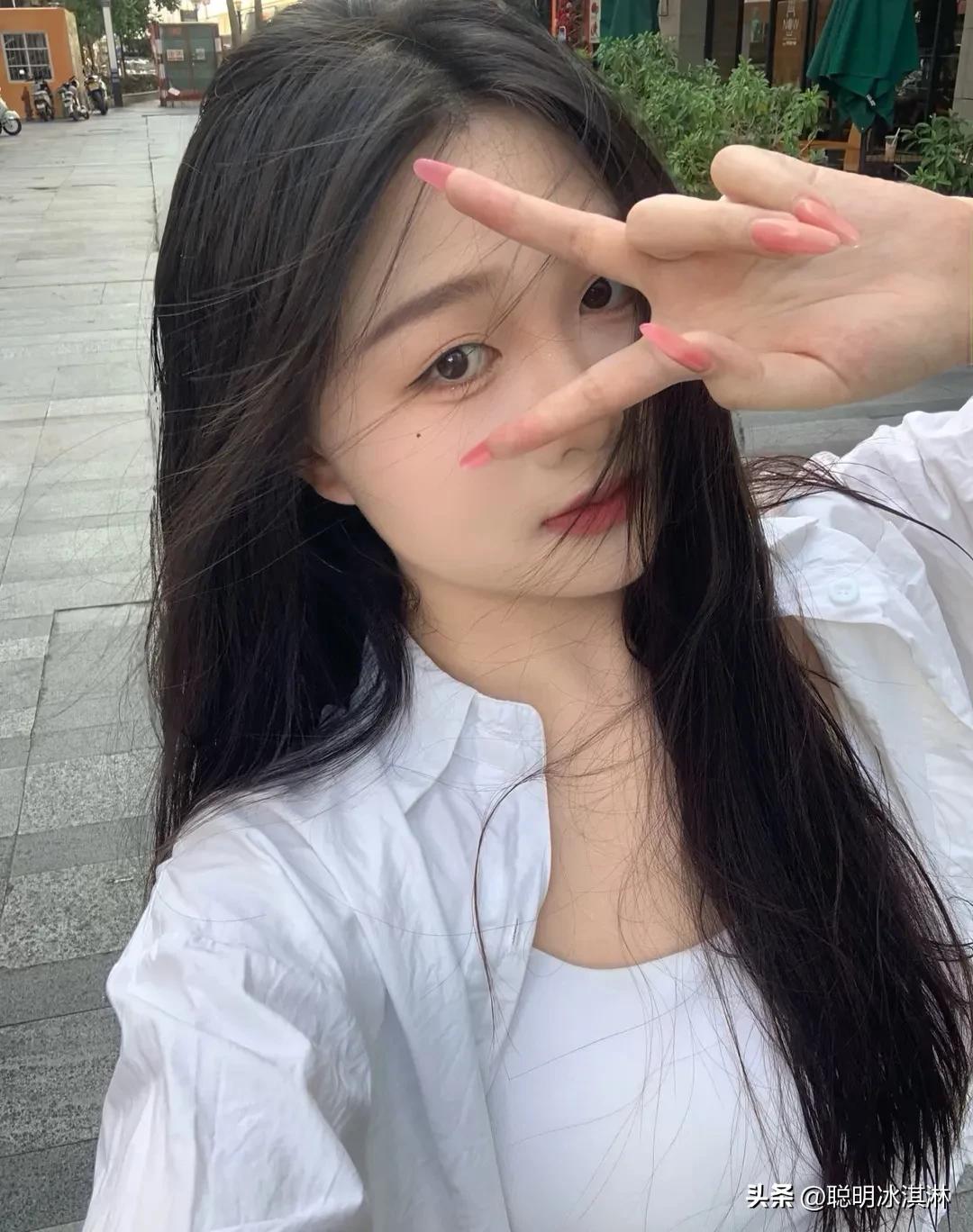 谁说圆脸不够惊艳？  
肉感双颊藏着可爱魔法，  
一笑治愈所有emo！  
拒