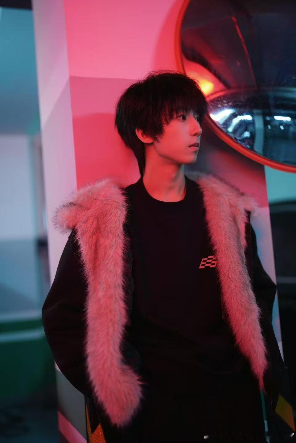 这种亦师亦友又像家人的相处氛围太好哭了！李飞用行动诠释着对孩子们的关怀，红包里的