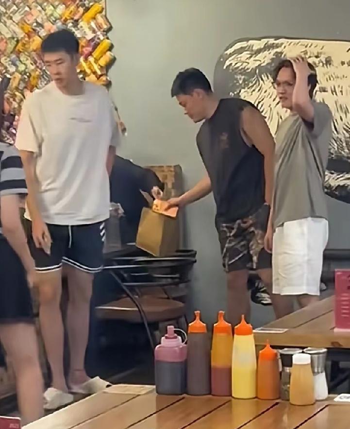张宁宴请新队友赵嘉仁吃饭，再度携手征战将会创造怎样的成绩值得期待！

近日，随着