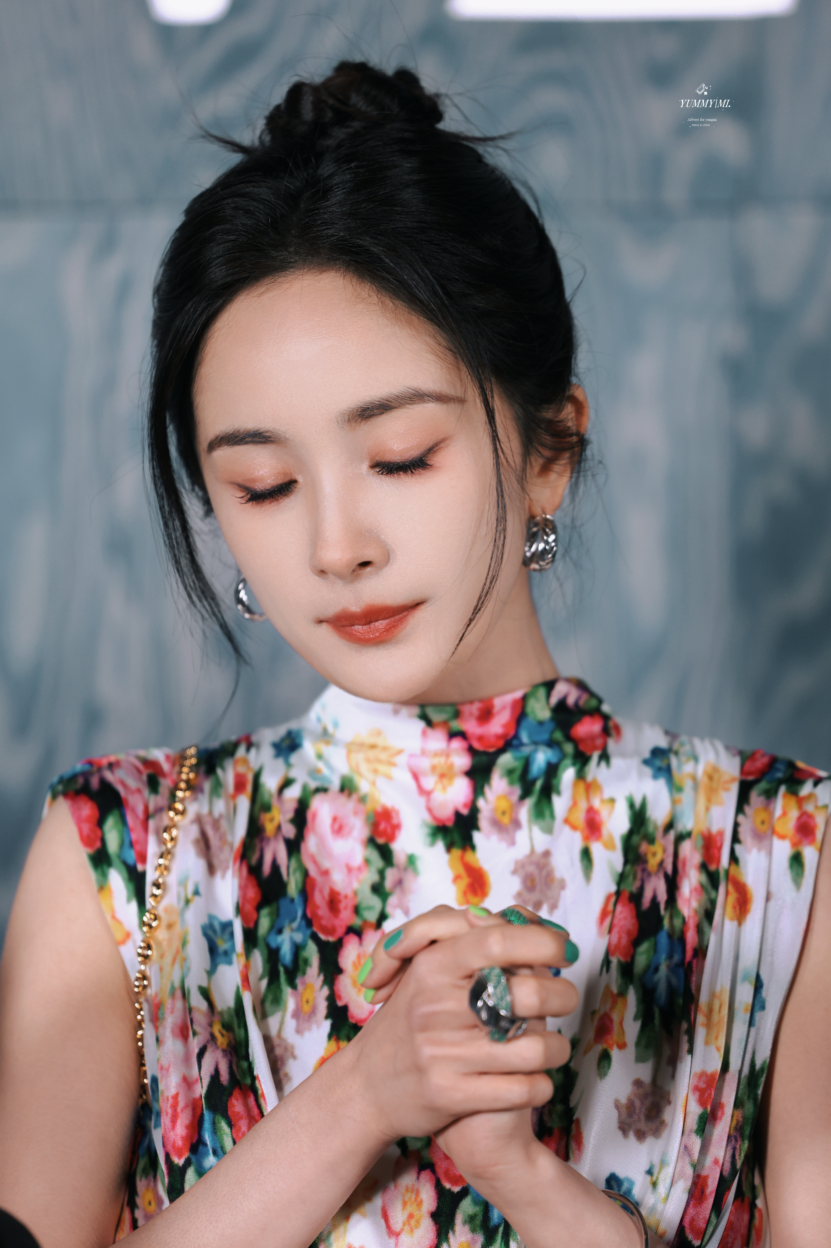 杨幂沈腾冲上去扶杨幂杨幂姚晨年度荣耀演员杨幂杨紫内场坐一起沈腾杨幂在这演小品呢沈