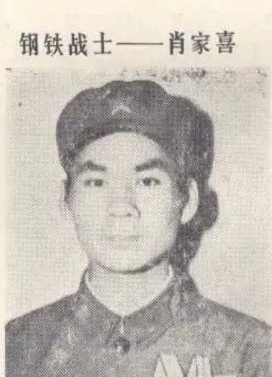 1979年，中越边境。突然，警卫们听到玉米地传来响声，到跟前一看，地上竟然趴着一