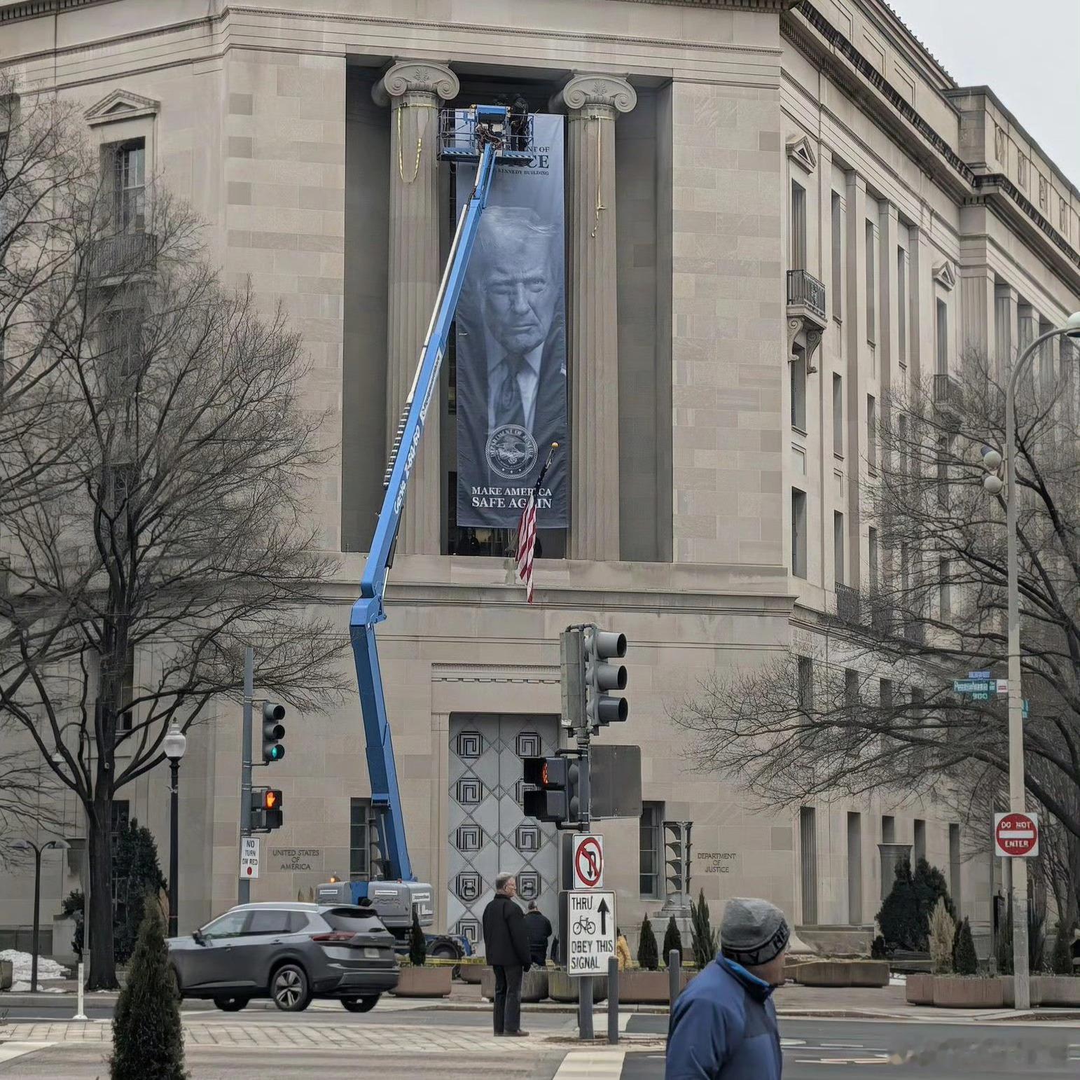 继农业部后，美国司法部也悬挂特朗普巨幅肖像。 