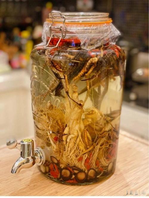 致命误区！家里这种自制药酒堪比砒霜，千万别乱喝
 
很多家庭有自制药酒养生的习惯