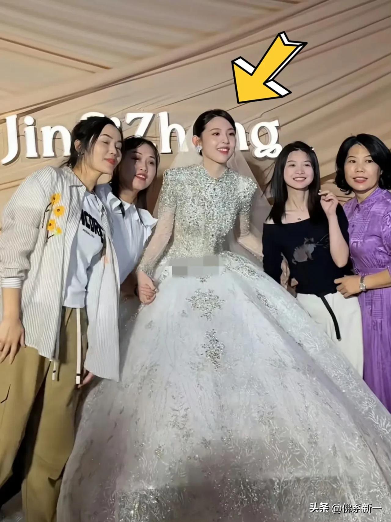 看见章若楠三妹结婚冲上热搜
一查才发现章若楠都29了，去年是27岁的二妹结婚，今