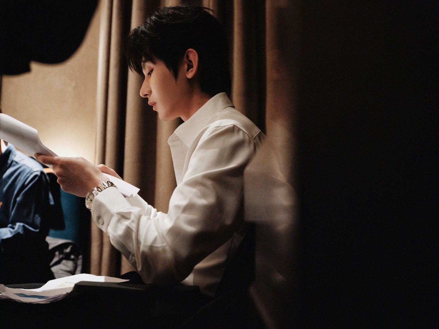 成毅这个出场太漂亮了cy成毅又在剧宣时闯祸了 今天的哥哥也太帅了，长安二十四计好