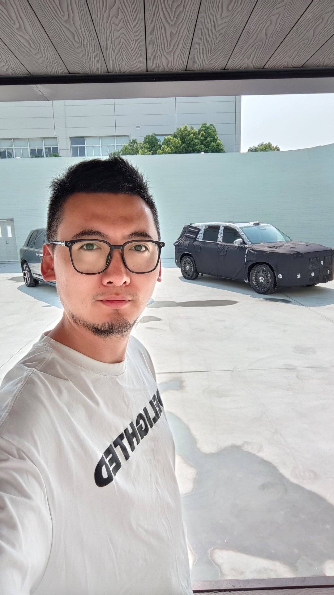 干活儿！！岚图的新车真有点东西！！追光从一个穿阿迪达斯的小伙子，变成了穿行政夹克