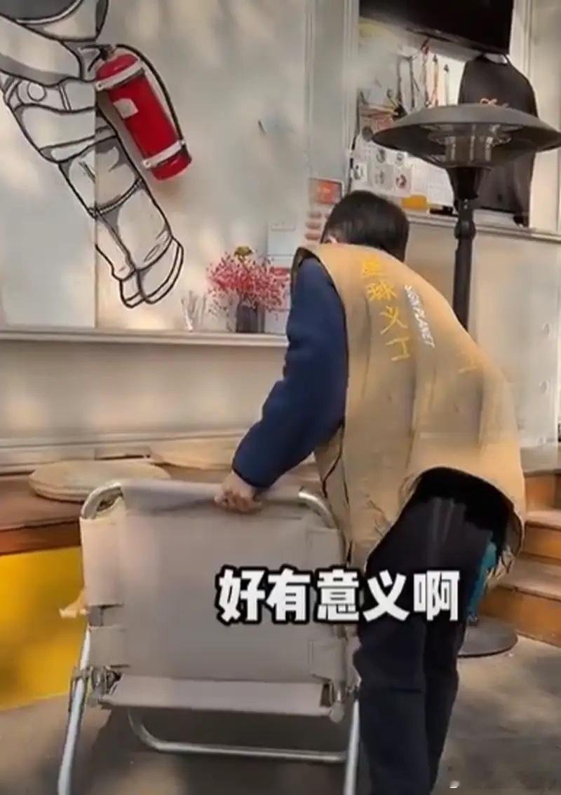 汪涵12岁儿子大年初六在咖啡店当义工，杨乐乐春节一个人回娘家！ 