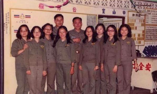 1953年，金门播音站的国民党女特务，每日向大陆播音喊话时，声音娇滴滴的。她们都