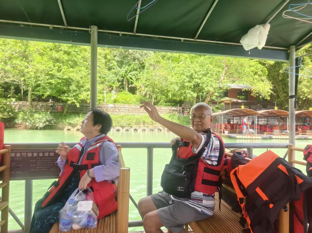 我觉得今年中秋   国庆双节我们家特别大的收获    就是把广西的好山好水   