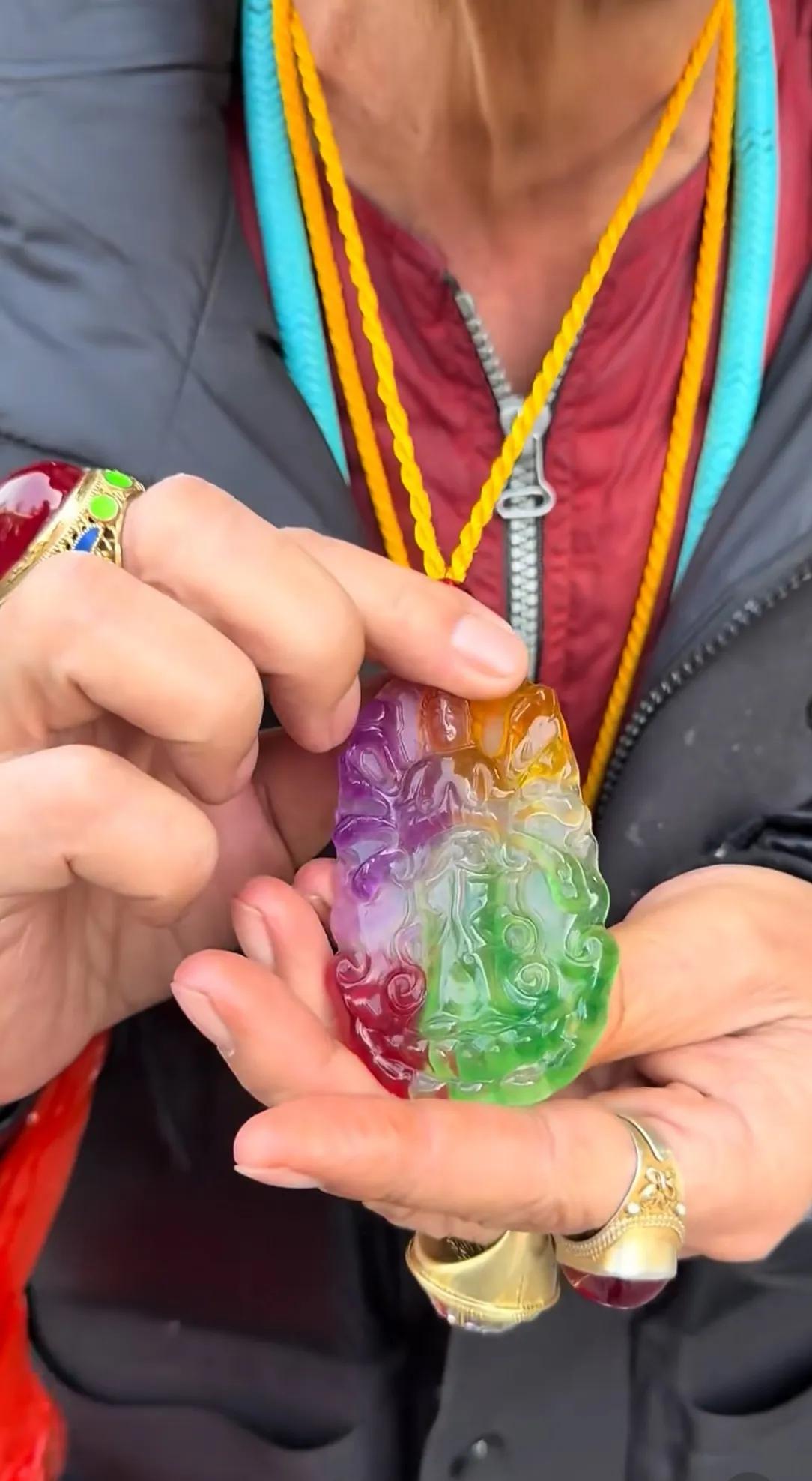 张大爷旅游回来，天天在小区给我们炫耀他3.8万买的玻璃种翡翠，说是百年难得一见的
