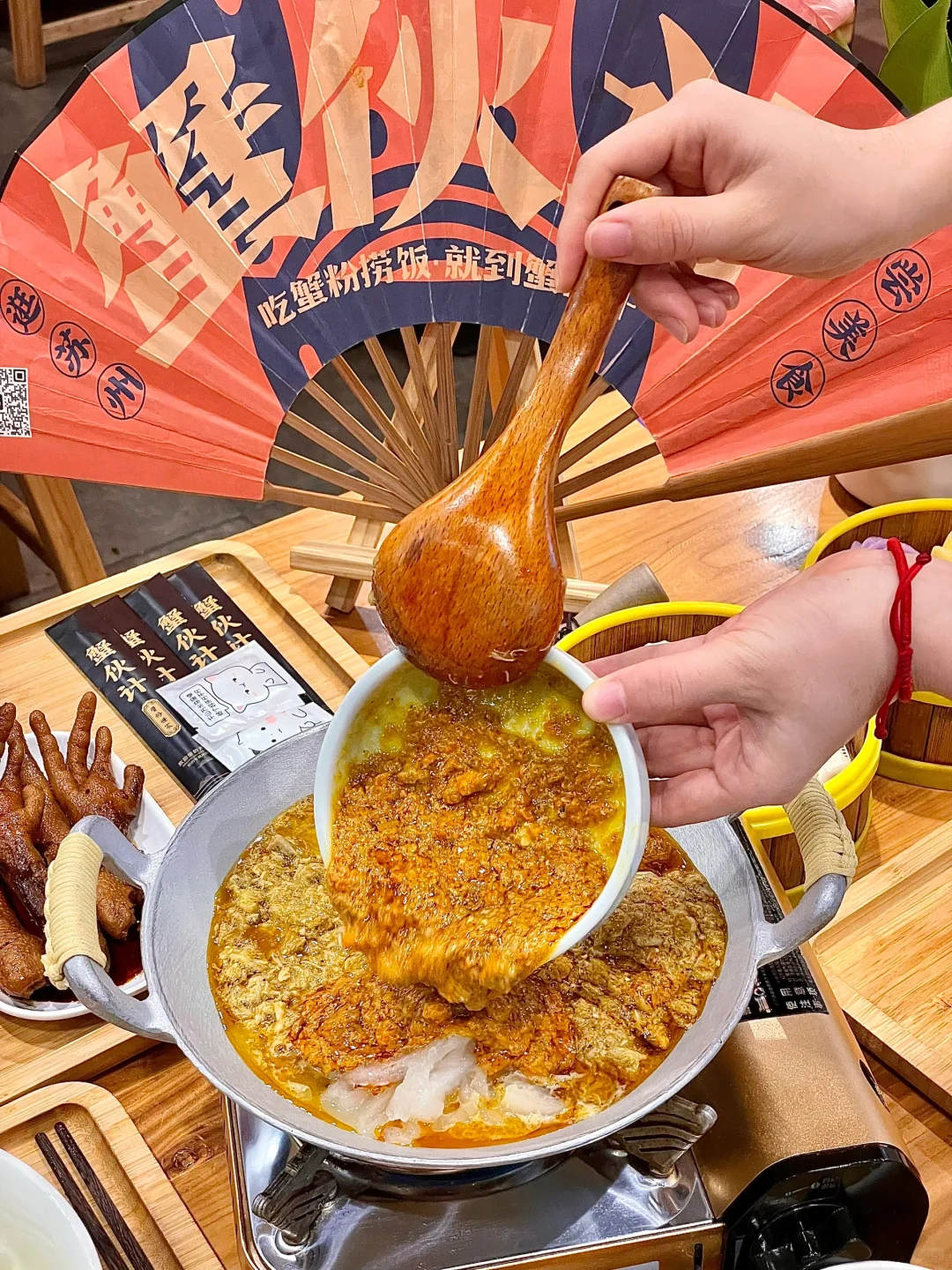 一下飞机就来吃这碗蟹黄面！🦀