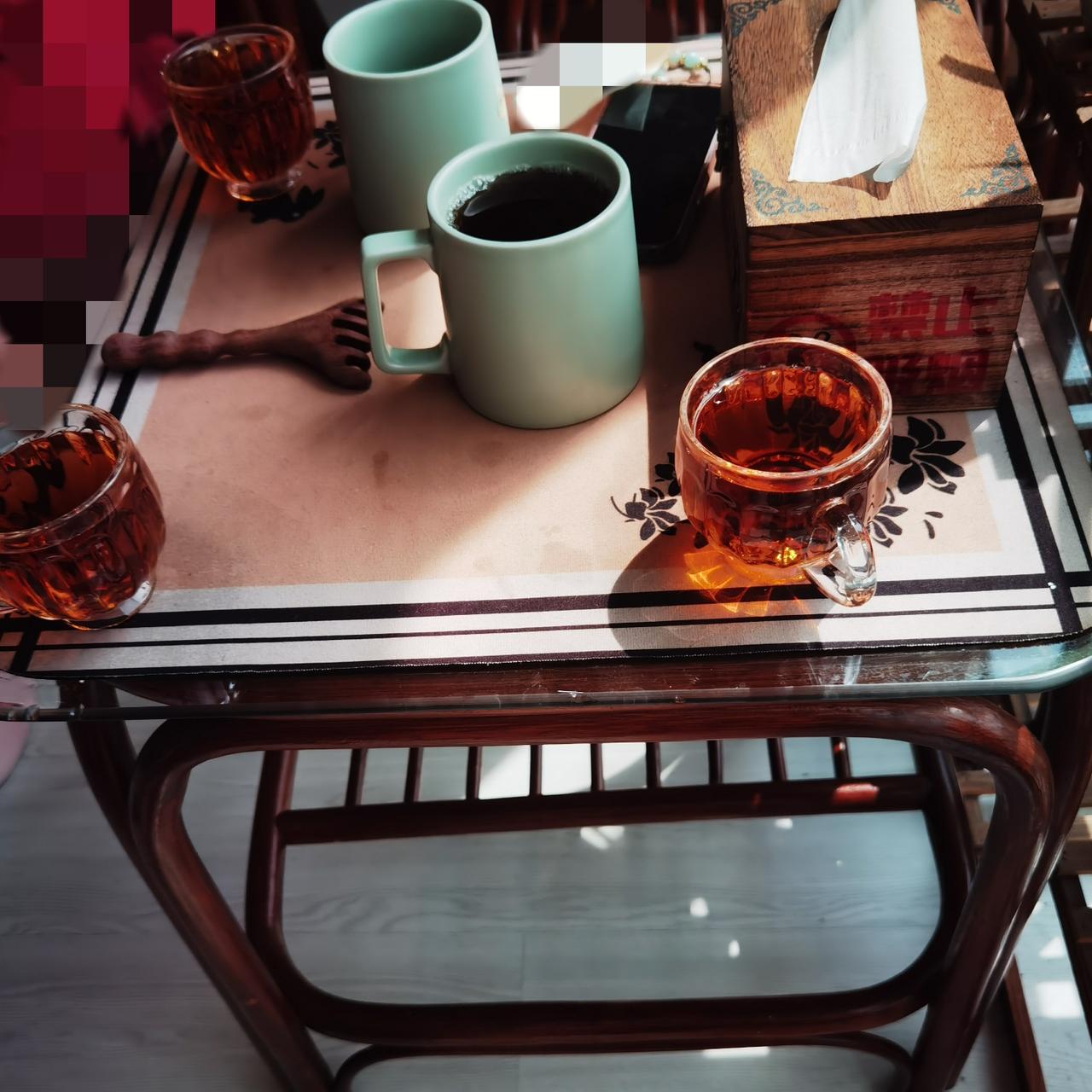 做细胞浴，喝黑茶。
全身都是汗水流淌，茶水是一杯接一杯的喝，钱也是哗哗的流入人家
