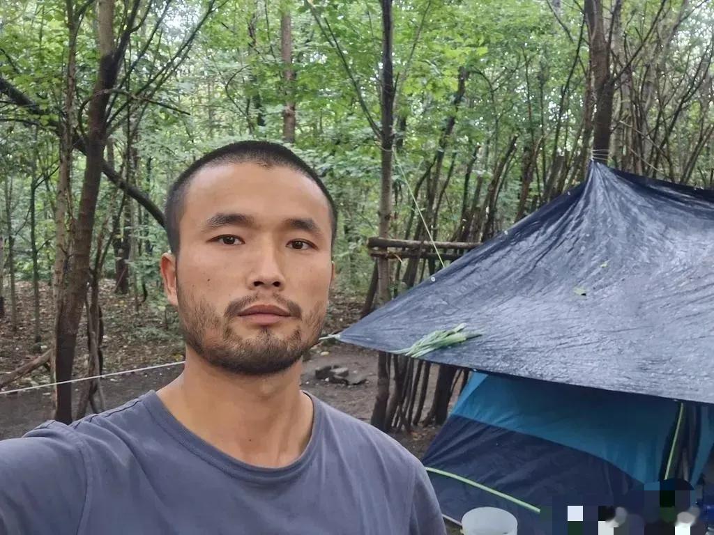 反华润物陈旺的窝棚今天被美国警察强拆了！        陈旺用130多天在一个树