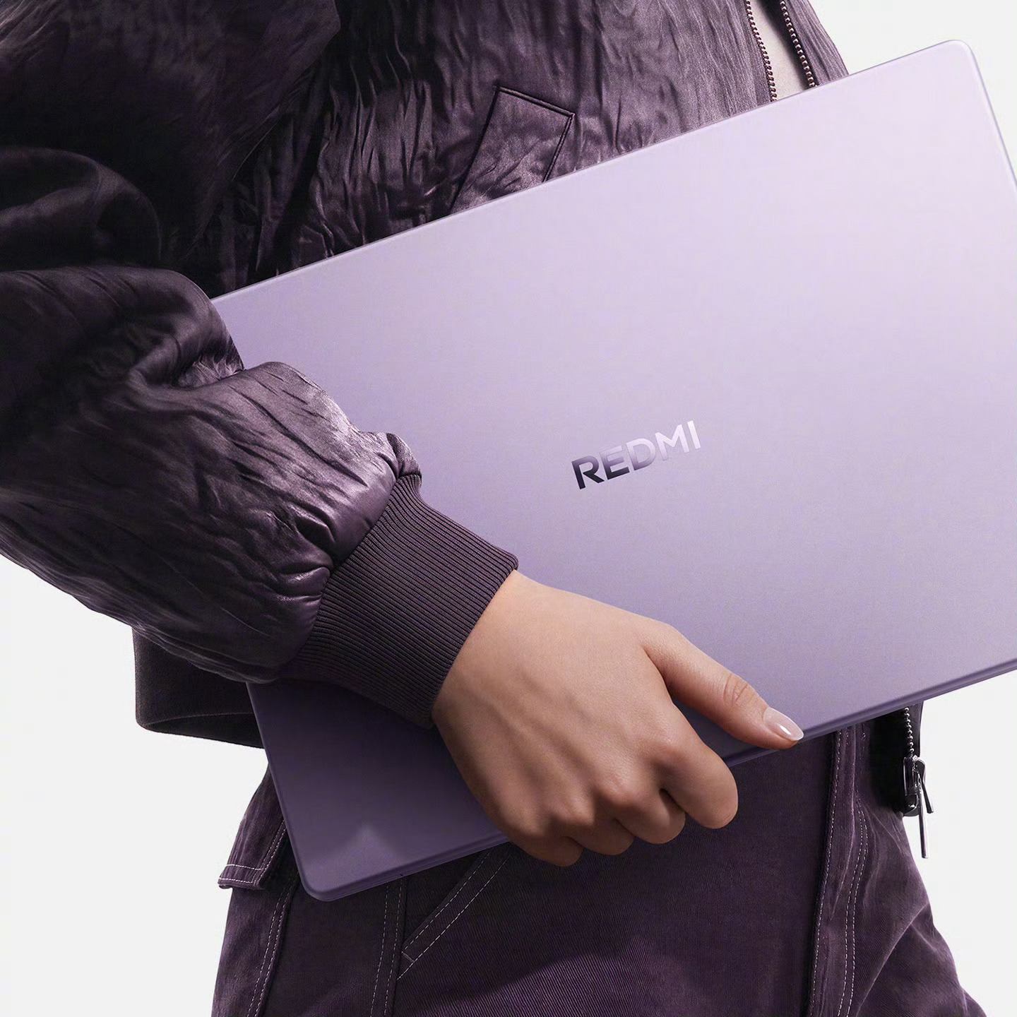 小米 REDMI Book 14 2027 笔记本“星云紫”，采用金属机身与圆润