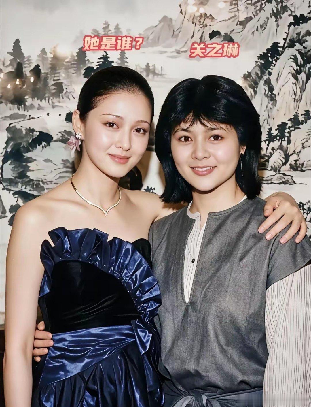 竟然有能在颜值上把关之琳比下去的美女！这是一张年轻时关之琳与一位美女的合影，令人