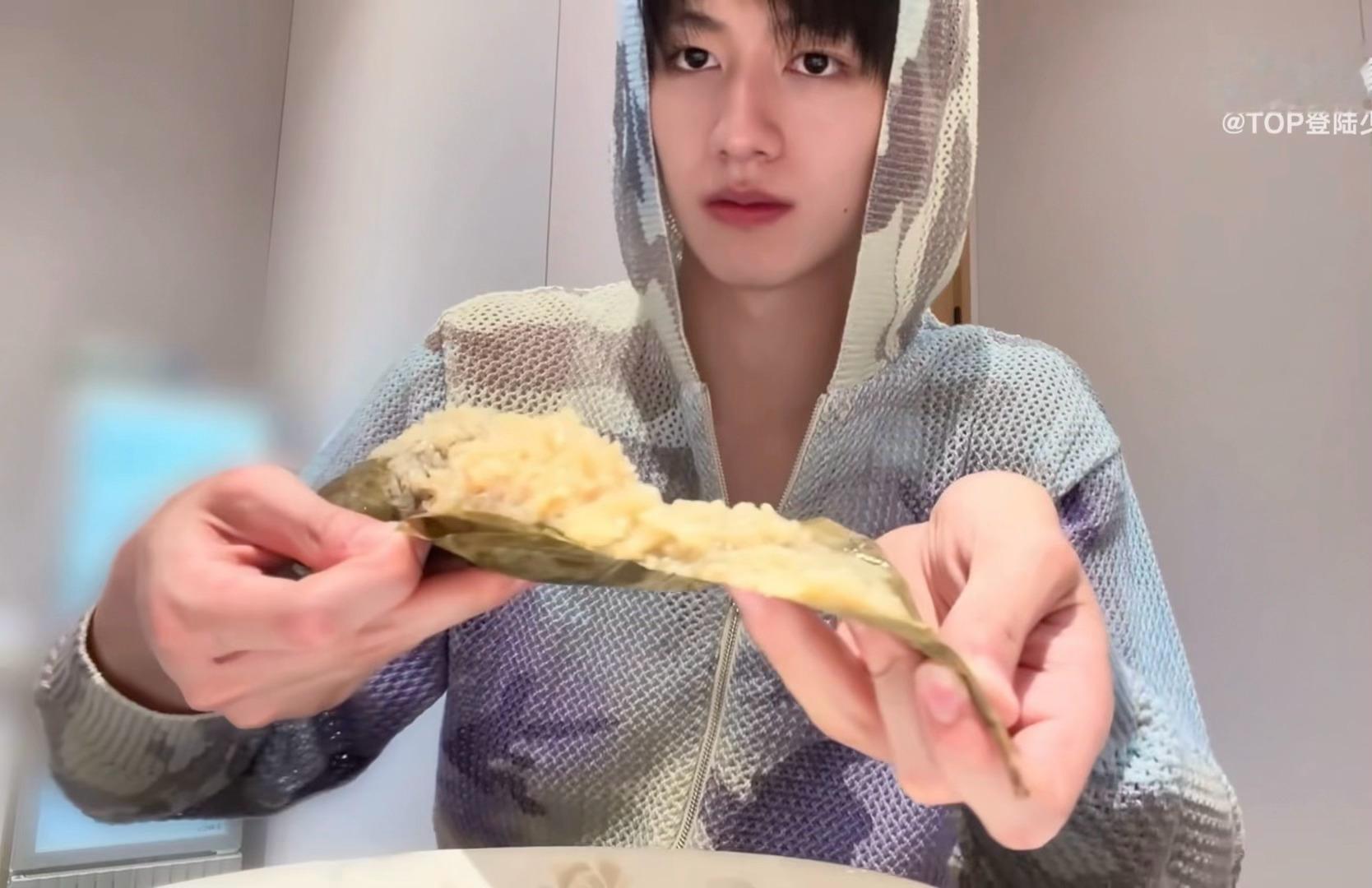 合格的吃播博主就一定要给粉丝朋友们展示食物！！ 朱志鑫吃粽子放了一大勺白糖 朱志