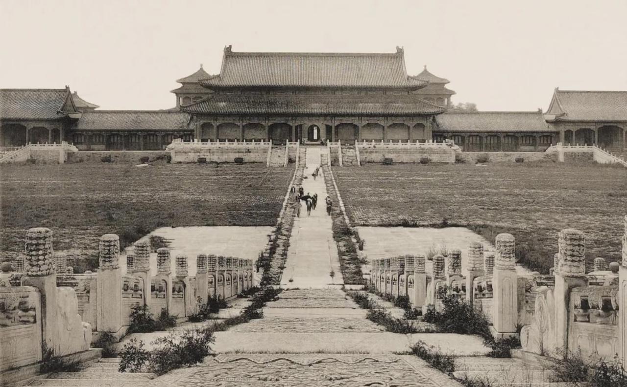 米缸比龙椅更重：老百姓心里的“天下大事”
 
王朝的旌旗换了又换，紫禁城的主人姓