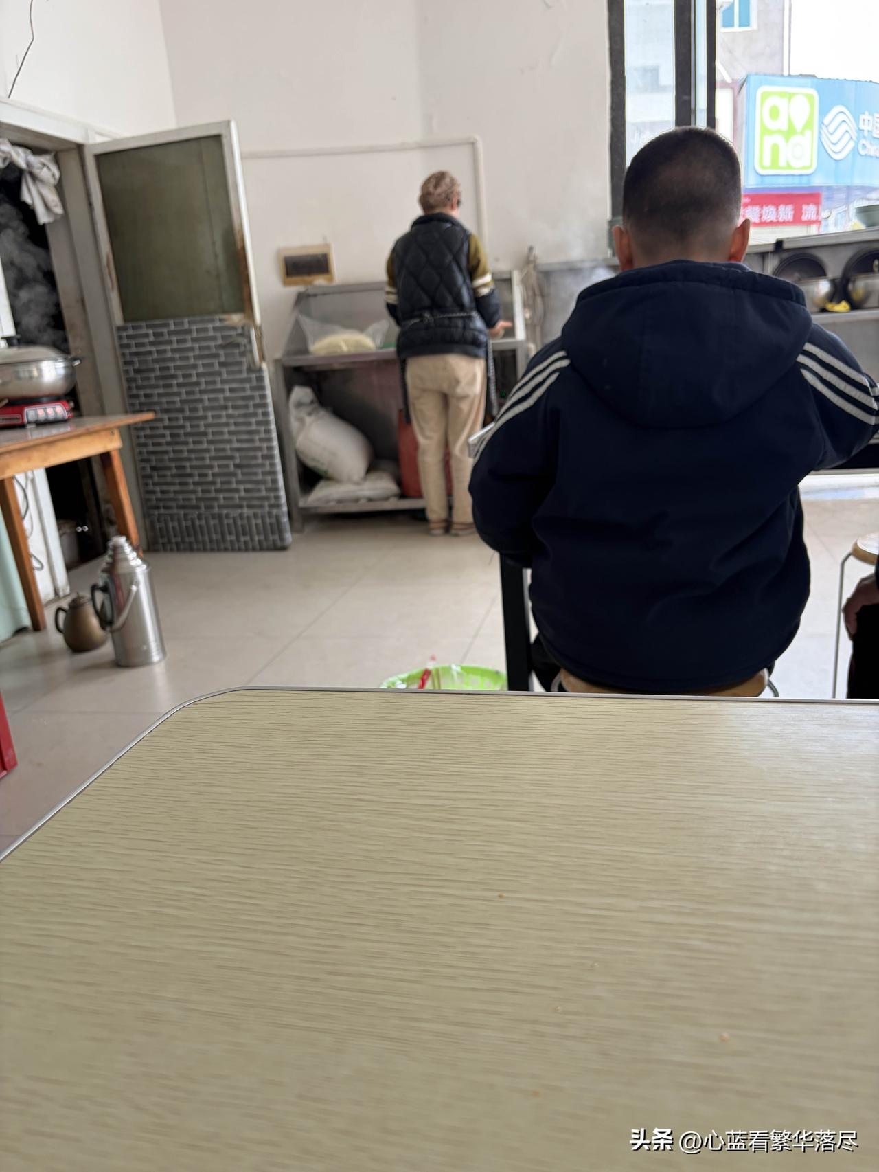 真是佩服甘肃女人的勤劳！中午在荆州松滋送完货后去路边一家甘肃兰州拉面店吃牛肉面，