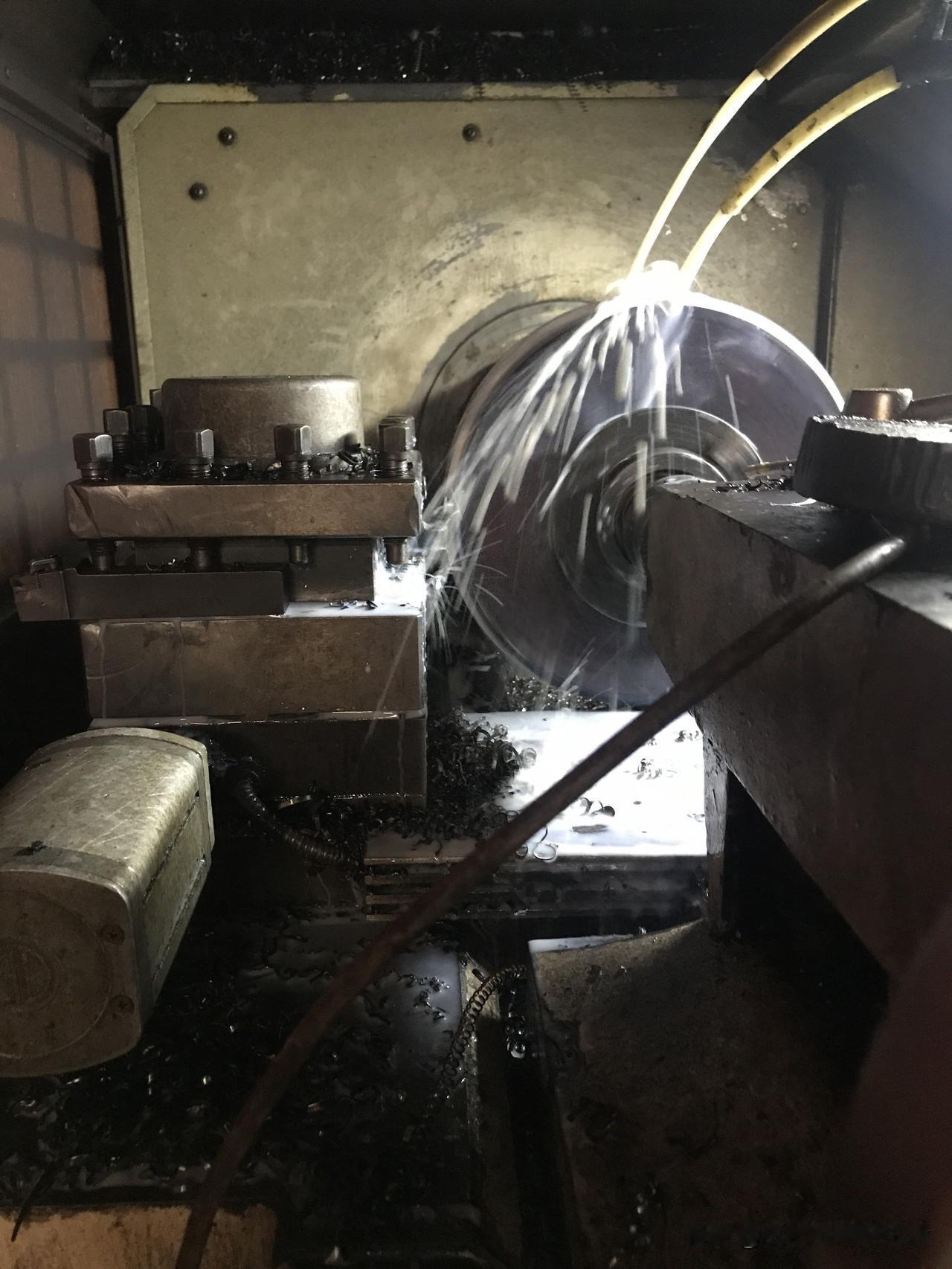 物尽其用，开数控车就是轻松，一个人开两台机也是很轻松的，因为车一刀过去起码要十多