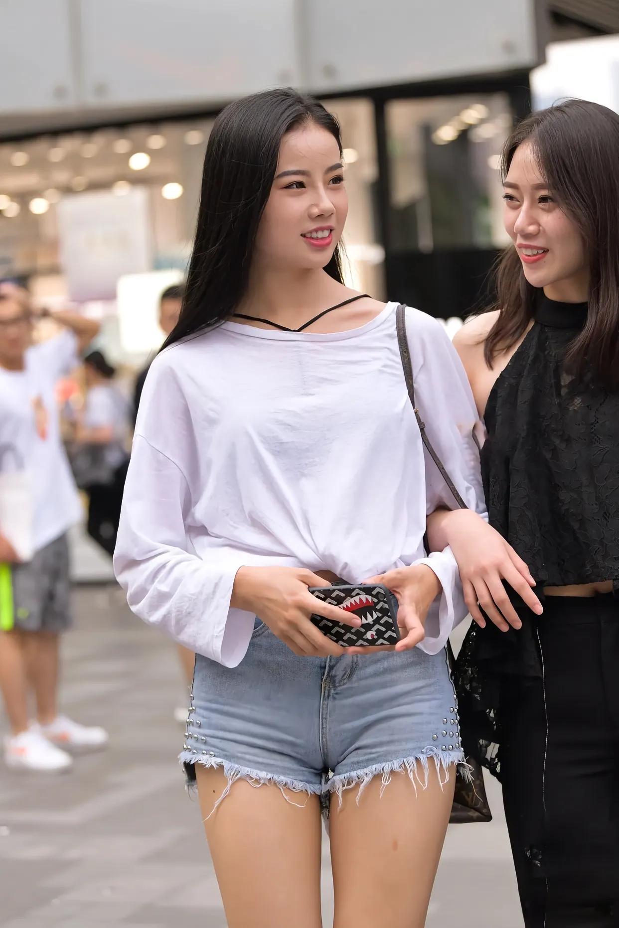 发现路人真实的美，宽松白T配牛仔短裤，舒适又时髦穿搭。街拍 美女