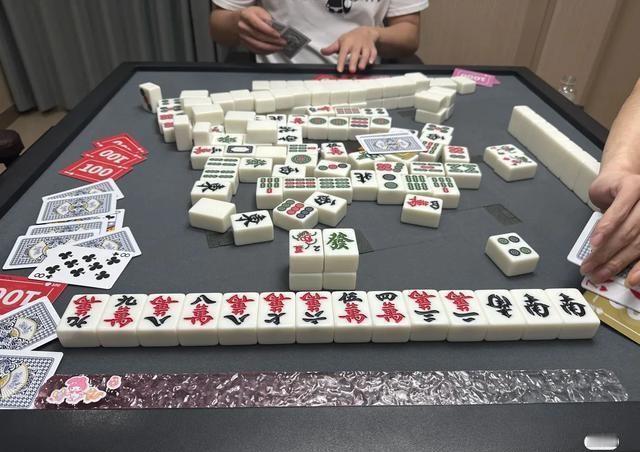 每次和朋友打麻将,你总是胡不了牌,看着别人笑呵呵地赢钱,自己却只能干瞪眼?

首