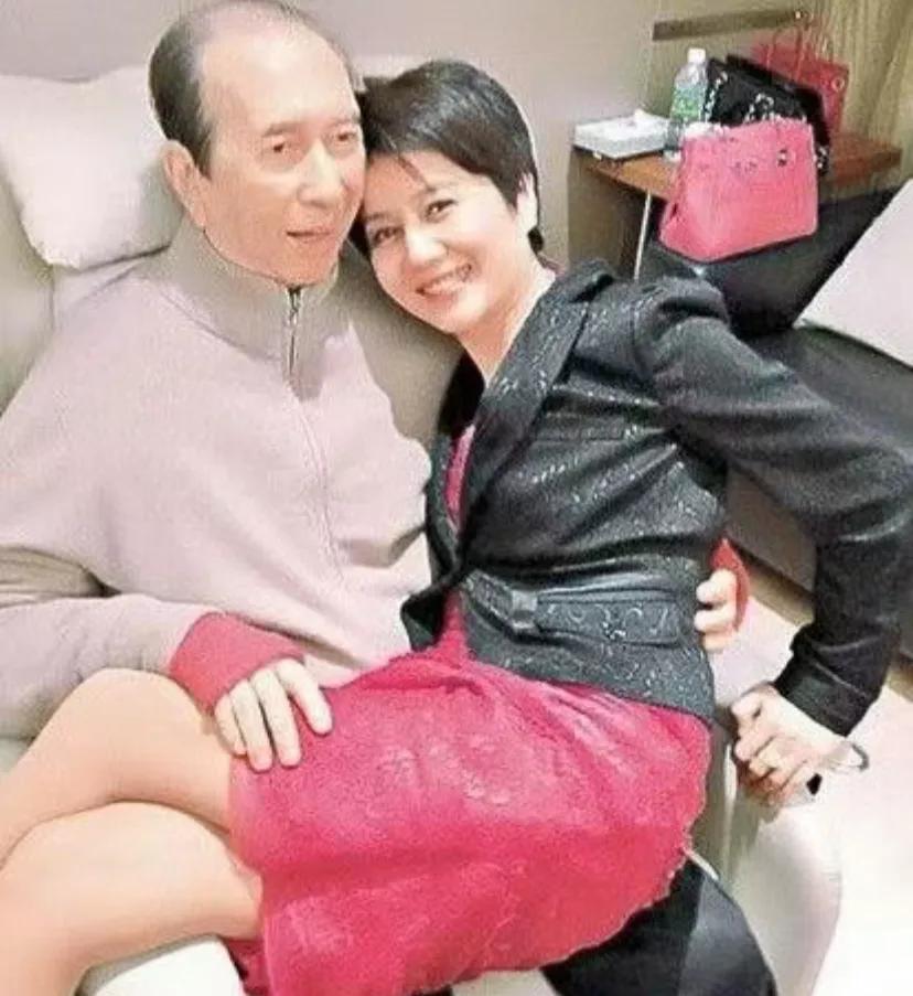 一次，主持人问何鸿燊:“女人、金钱、权力、声誉，四样东西，你认为哪一样最重要?”