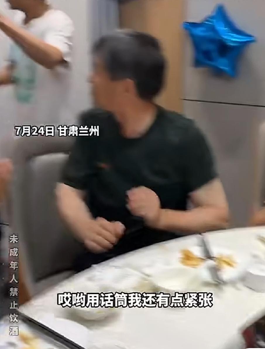 甘肃兰州，一考生的高考成绩不理想，情绪低落。整日把自己关在家里闷闷不乐，话也不想
