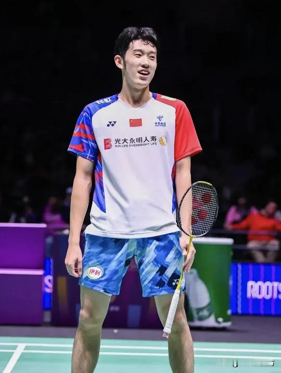 刚刚结束的一场韩国羽毛球大师赛男单首轮比赛，国羽20岁小将胡哲安以21-19、2
