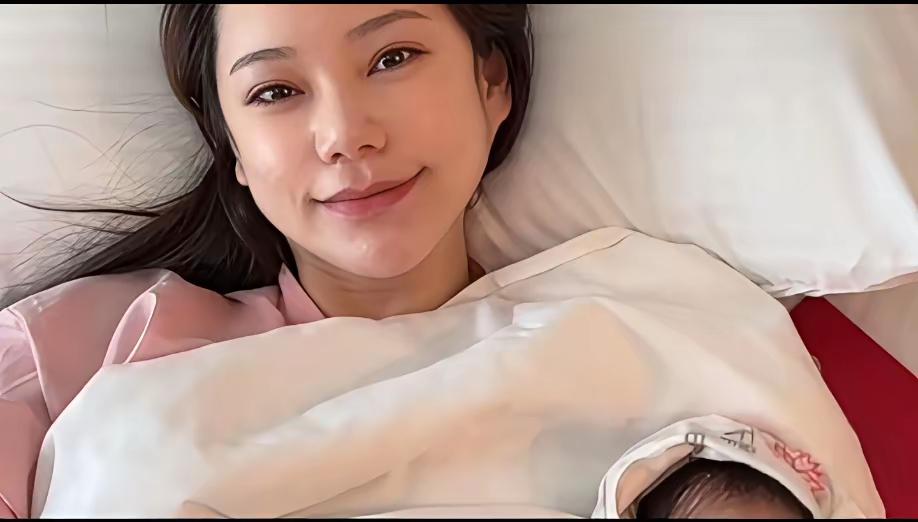 汪小菲晒娃，炸翻了评论区！
有网友说，太喜欢这家人了，生了娃就报平安，这娃太帅气