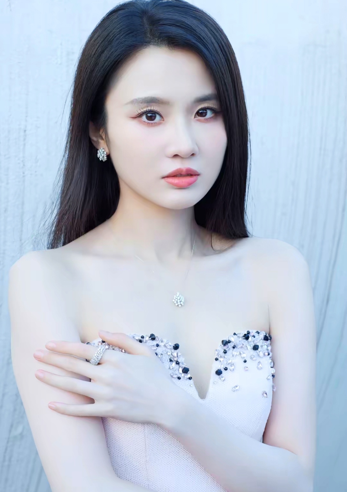 我觉得这事儿根本谈不上谁“说服”谁，热搜词条本身就有种刻意营造“幕后推手”的悬念