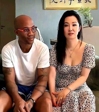 马布里，48岁，刚领着一位中国姑娘去领了证，不是哪位球迷，是唱《中国好声音》的汪