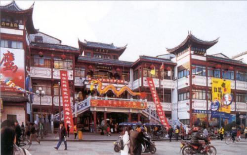 今年父亲节宁波城隍庙户外大屏的一句宣传文案，近来在网络上掀起了巨大的争议。大屏的