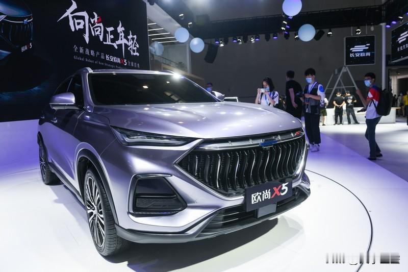 长安欧尚X5挺值得入手的。它口碑质量不错，外观强壮厚实、棱角分明，前脸大尺寸直流