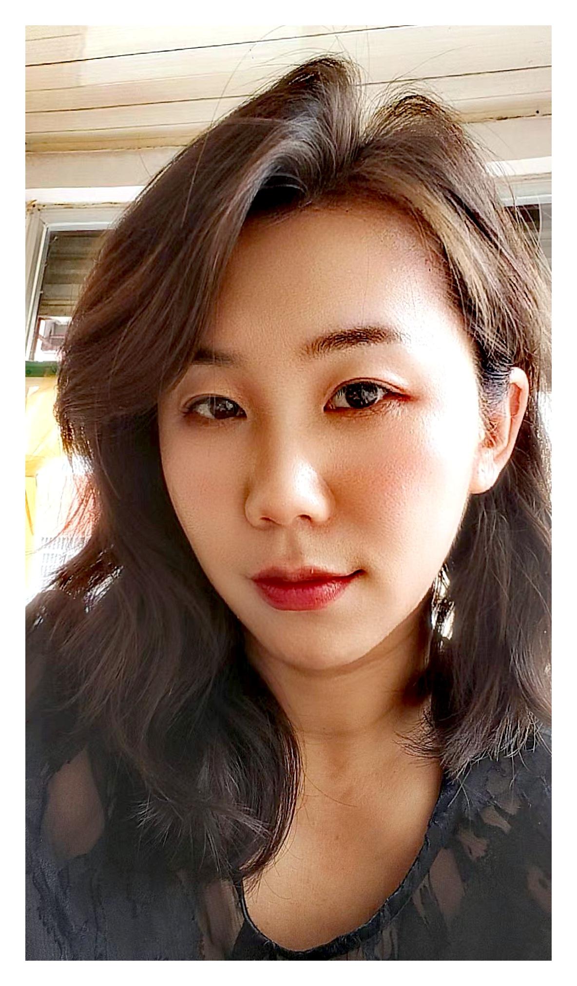 我以为我眼里有花，
​可医生说：
​是岁月不饶人，有点老花；
​我以为我眼里有光