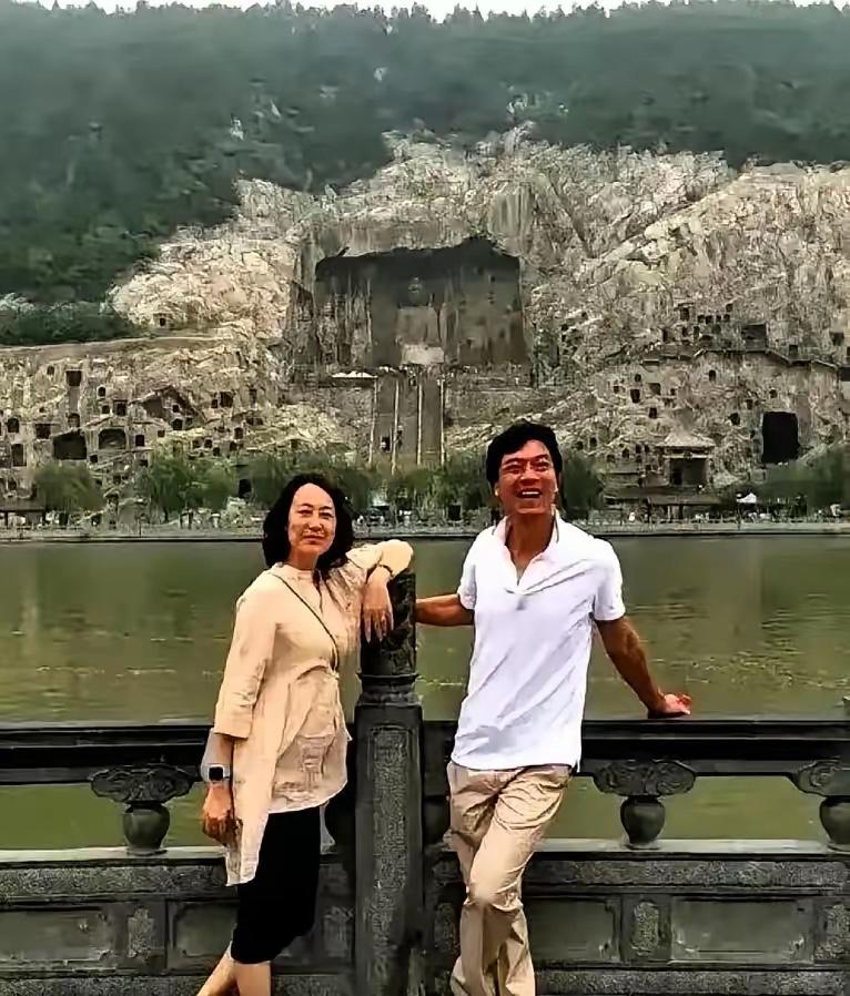 他们是整个娱乐圈最般配的一对夫妻，也是最和谐幸福的一对模范夫妻